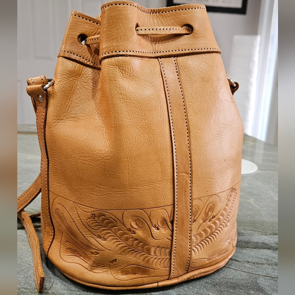 American West Tooled Leather Drawstring Bucket Bag Crossbody Tan NWOT - Picture 4 of 12